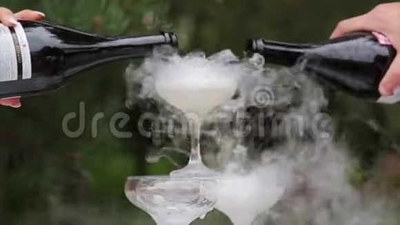 香槟酒杯香槟杯在香槟烧烤炉上冒烟餐饮服务婚礼幻灯片视频的预览图
