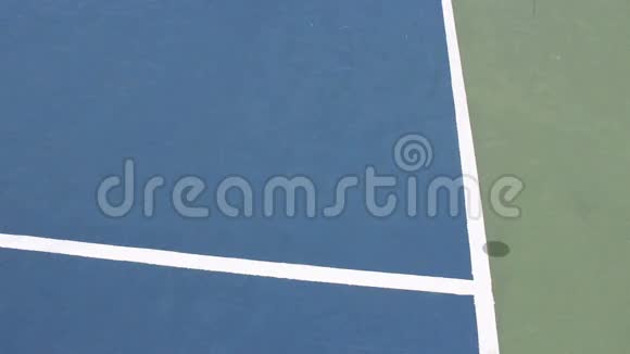 法官看蓝硬网球表面上的标记视频的预览图