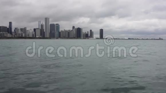 芝加哥天际线前的密歇根湖视频的预览图