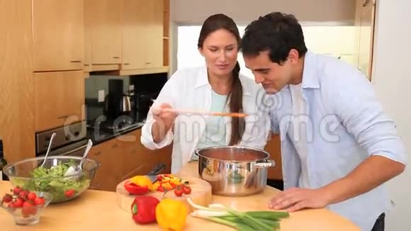 会说话的夫妇在厨房品尝食物视频的预览图