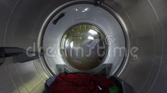 洗衣店通过烘干机运动缓慢视频的预览图