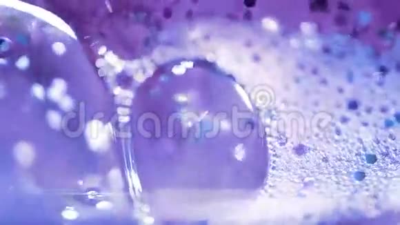带气泡的抽象紫水和有光泽的耀斑视频的预览图