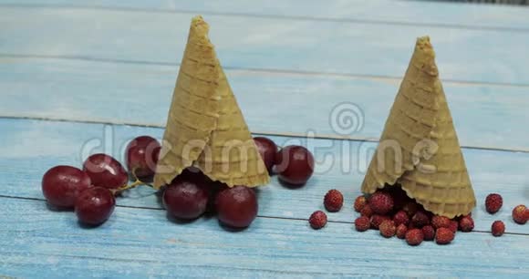 浆果和水果冰淇淋杏子草莓华夫饼里的樱桃视频的预览图