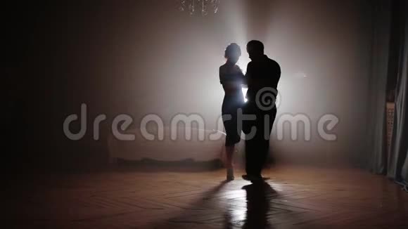 一对在雾中跳探戈的情侣视频的预览图