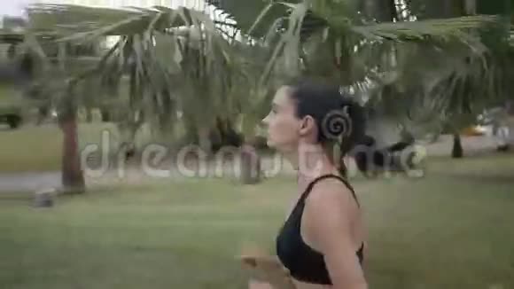 热带公园健身慢跑锻炼健身慢跑视频的预览图