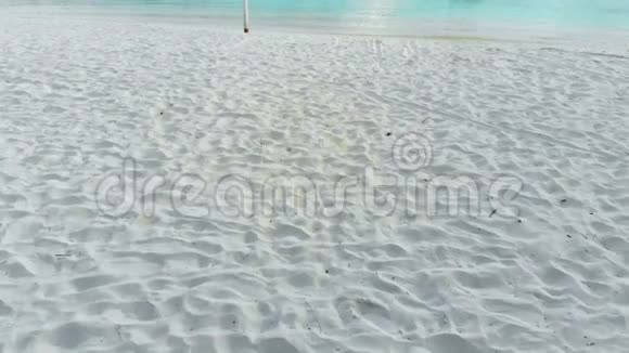美丽的热带马尔代夫岛屿白色沙滩和海洋在阳光日度假视频的预览图