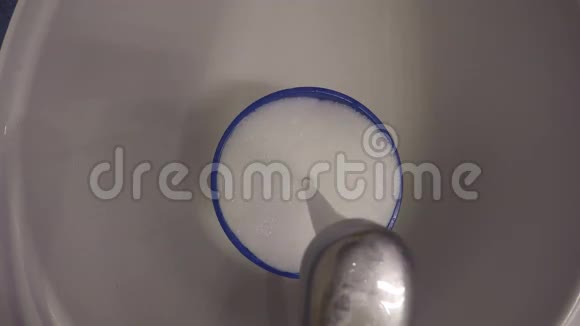水在洗澡时流入充满浮渣泡沫的蓝色桶4K视频的预览图