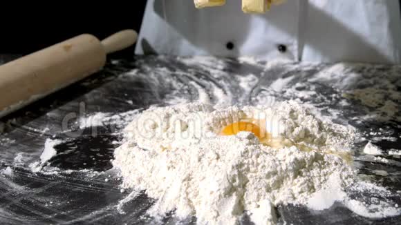 在生鸡蛋和面粉中加入黄油的厨师视频的预览图
