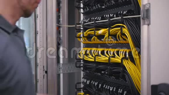 IT工程师插入以太网电缆视频的预览图