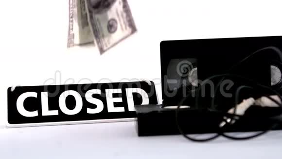 美元在电影录像带和封闭标志旁边下跌视频的预览图