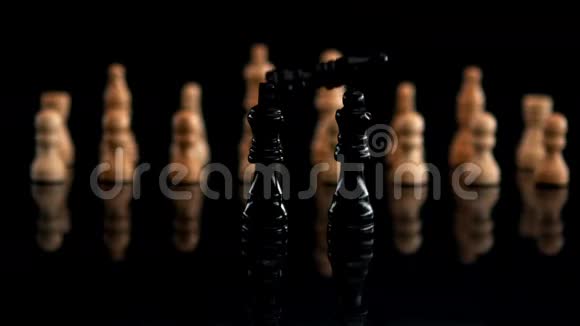 黑色棋子落在其他棋子旁边视频的预览图