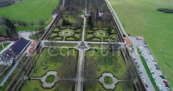 捷克共和国CeskyKrumlov花园和喷泉的美丽鸟瞰图视频的预览图