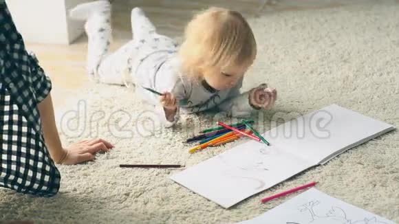 小女孩用铅笔画画视频的预览图