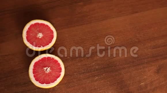 新鲜切好的葡萄柚放在木桌上特写镜头视频的预览图