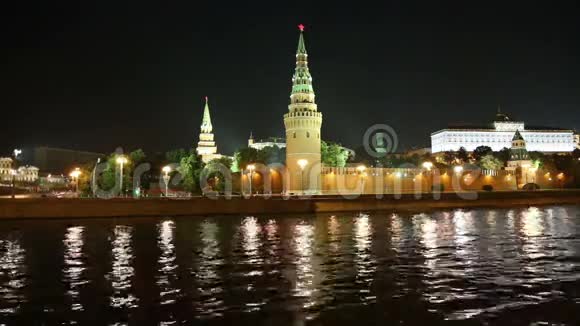 莫斯科河和克里姆林宫晚上莫斯科俄罗斯视频的预览图