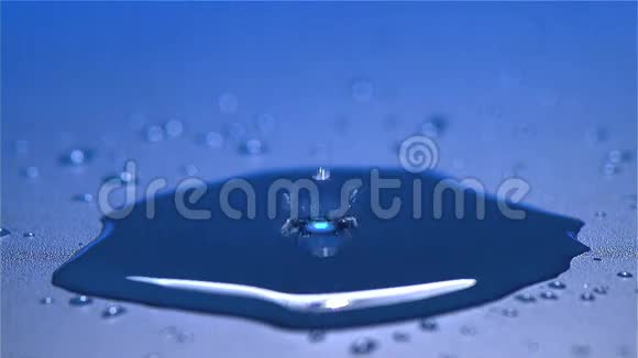 蓝色背景下的水滴落入水中视频的预览图