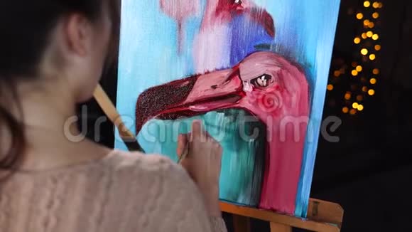 一位年轻的艺术家用火烈鸟画油画视频的预览图