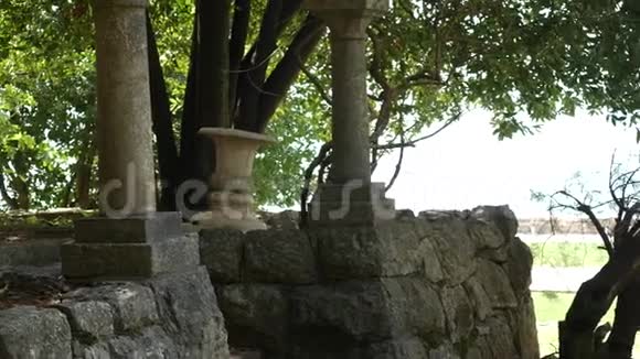 古希腊柱子斯维蒂斯特凡附近的Milocer公园视频的预览图