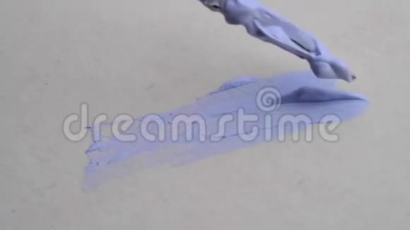 油画上的蓝色小刷子视频的预览图