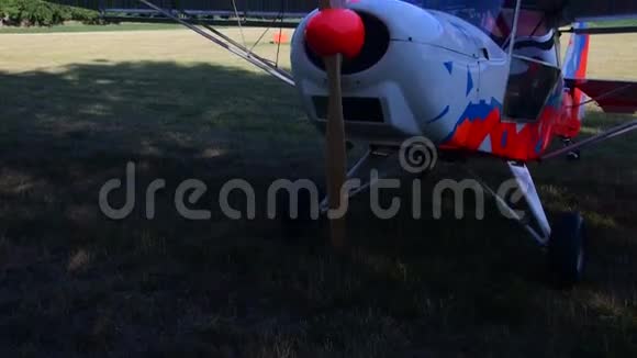 在机场的螺旋桨飞机小型业余飞机视频的预览图
