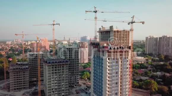 空中无人机射击大城市发展区域高层建筑建设日落时分建筑视频的预览图