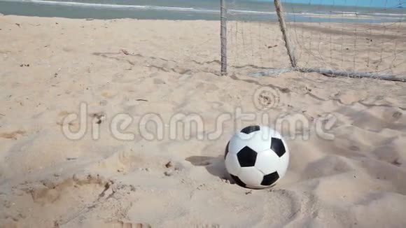 沙滩上的足球和球门高清的蓝天背景在白天光线下拍摄的小车跟踪摄像机视频的预览图