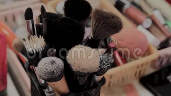 桌上化妆师化妆用画笔一套视频的预览图