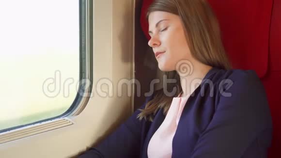 女游客在高速国际列车上放松在欧洲旅行高速震动视频的预览图