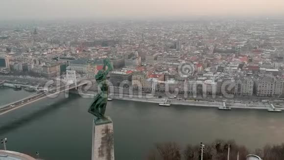 匈牙利布达佩斯日出时的自由雕像视频的预览图