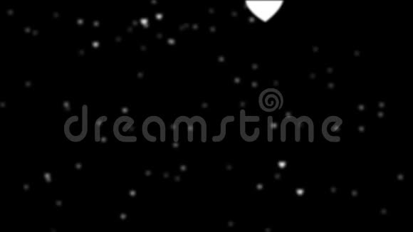 黑色背景下飘落的雪花白色的心高清1920视频的预览图
