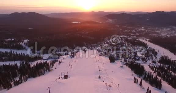 高山附近滑雪场日出视频的预览图