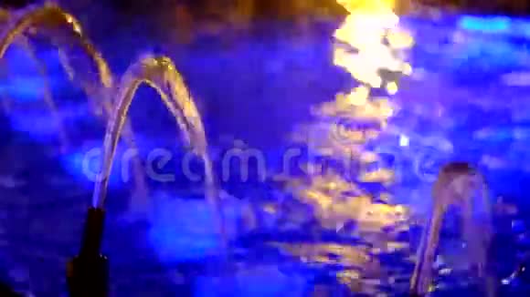 喷泉中的水被照亮视频的预览图