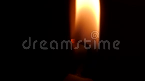 黑色背景上蜡烛火焰的特写视频的预览图