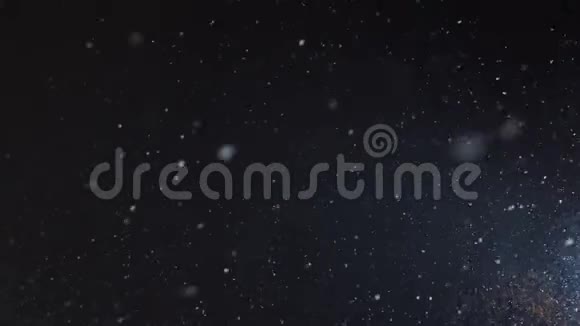 冬天的夜晚雪慢慢地落在照相机上视频的预览图