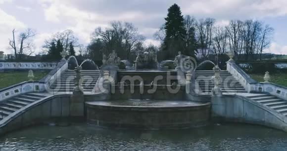 捷克共和国CeskyKrumlov城堡花园喷泉的美丽鸟瞰图视频的预览图