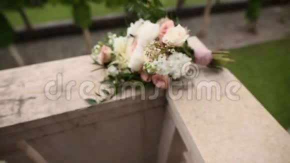 别墅阳台上摆着一束玫瑰和牡丹花视频的预览图