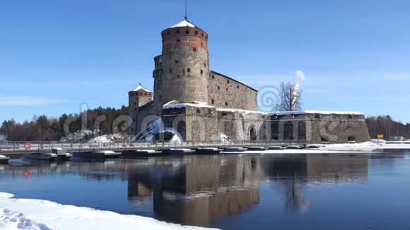 晴朗的三月天在萨文林纳的古老要塞芬兰视频的预览图