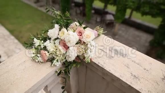 别墅阳台上摆着一束玫瑰和牡丹花视频的预览图