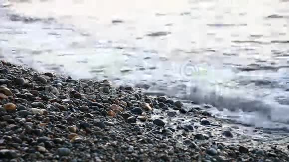 小海浪在海岸上奔跑视频的预览图