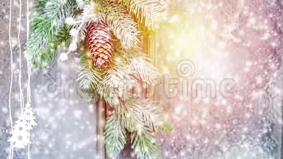 自然圣诞新年玩具松果和圣诞树树枝视频的预览图