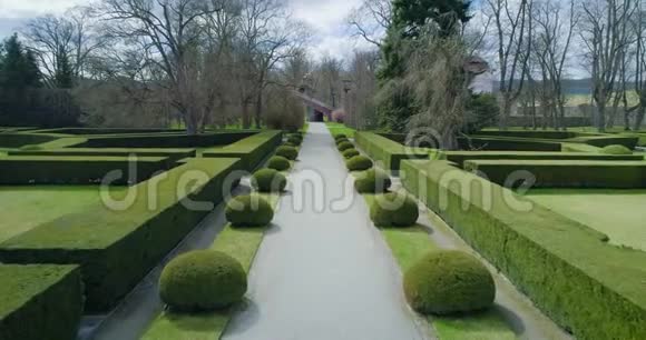 捷克共和国CeskyKrumlov城堡花园的美丽鸟瞰图视频的预览图