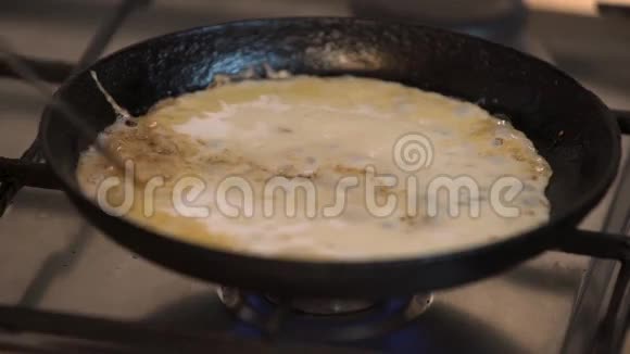 在锅里煮煎饼视频的预览图