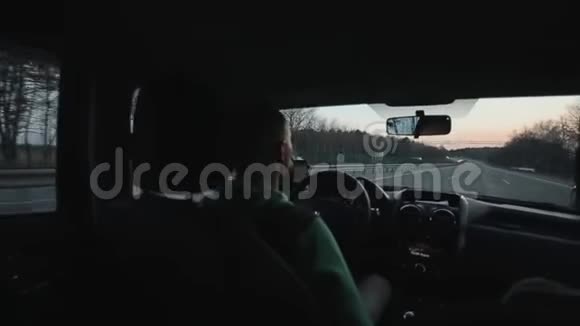在高速公路上驾驶汽车的人的后视镜视频的预览图