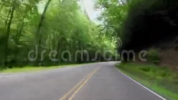 骑摩托车的人在山路上过车视频的预览图