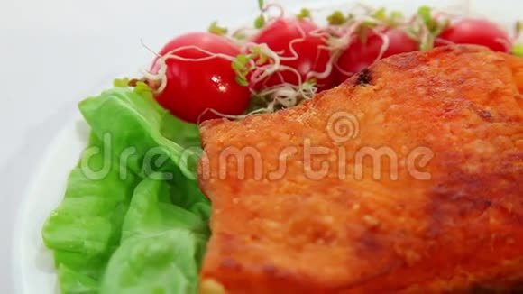 三文鱼用蔬菜炒视频的预览图