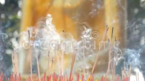 许多精致的香气棒的好运气站和阴霾面前的佛像大佛山视频的预览图