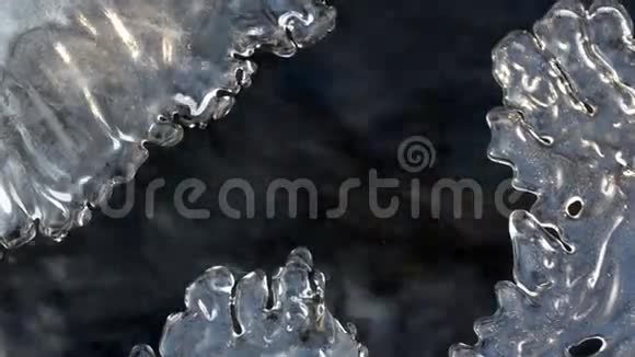 冬季水流的特写和水面上美丽的冰柱视频的预览图