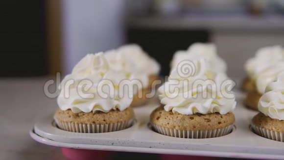 带奶油的纸杯蛋糕美味松饼上的黄油霜家庭面包店概念视频的预览图