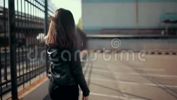 可爱的年轻黑发女人走在街上视频的预览图