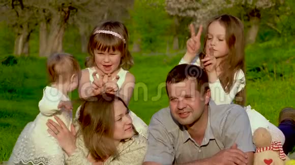 有孩子的幸福家庭视频的预览图